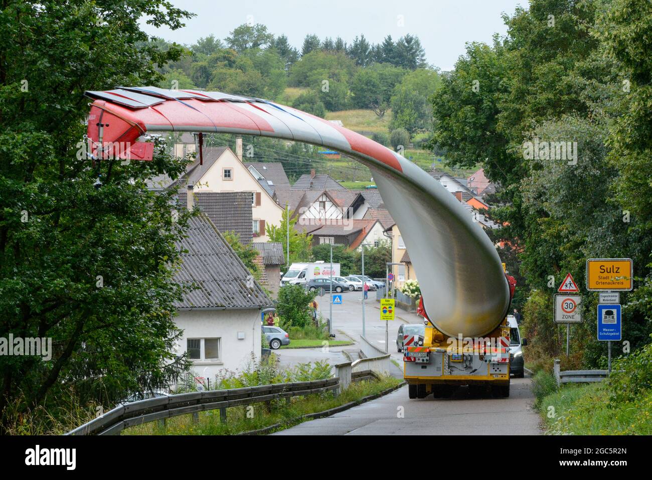 Lahr, Schwarzwald, 3. August 2021: Ein Rotorblatt (69 Meter, 20 Tonnen) einer Windkraftanlage wird zur Baustelle auf Langenhard transportiert. Stockfoto