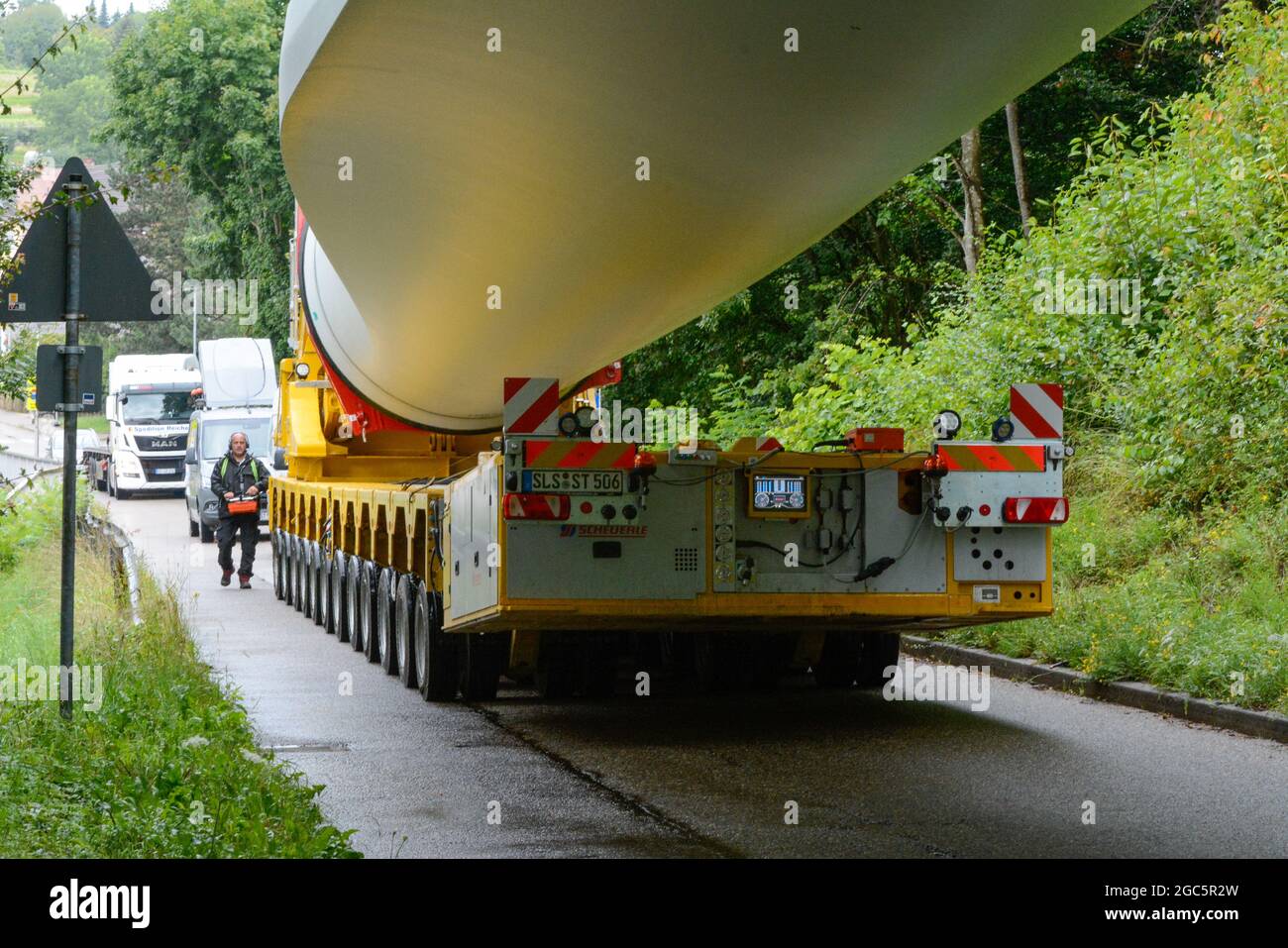 Lahr, Schwarzwald, 3. August 2021: Ein Rotorblatt (69 Meter, 20 Tonnen) einer Windkraftanlage wird zur Baustelle auf Langenhard transportiert. Stockfoto