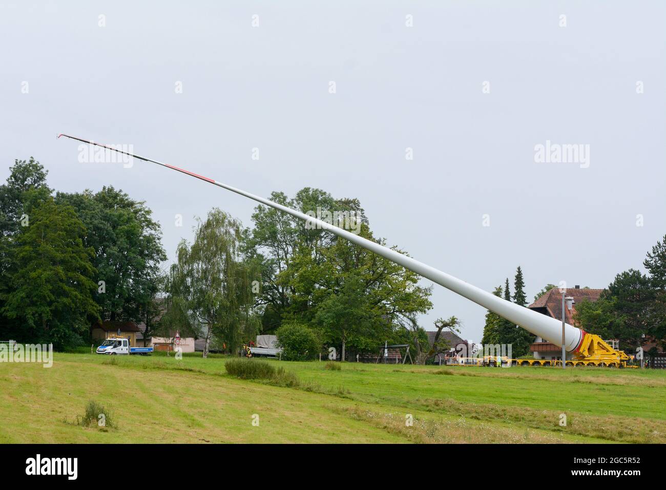 Lahr, Schwarzwald, 3. August 2021: Ein Rotorblatt (69 Meter, 20 Tonnen) einer Windkraftanlage wird zur Baustelle auf Langenhard transportiert. Stockfoto