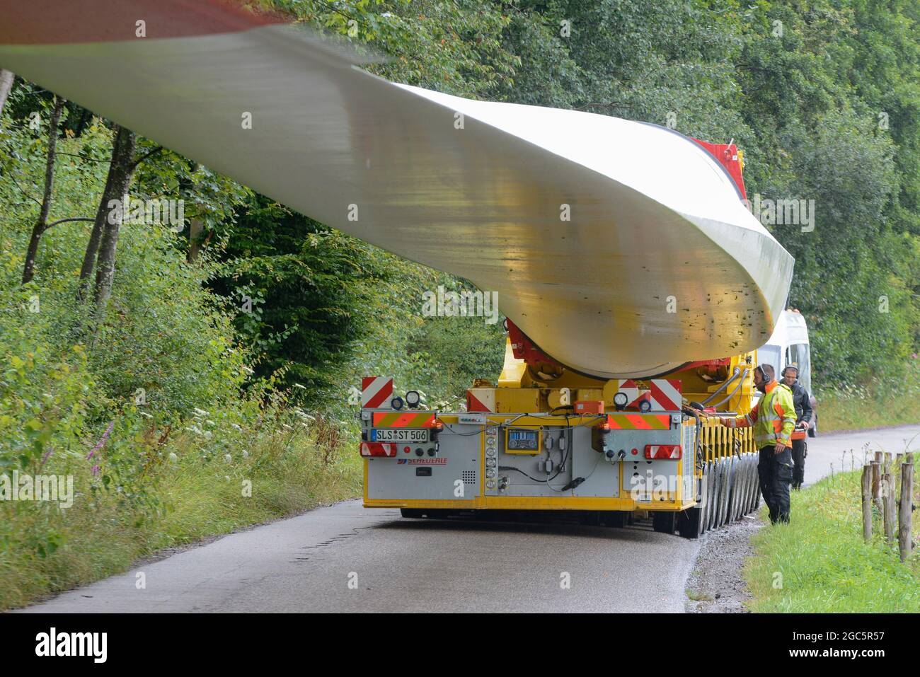 Lahr, Schwarzwald, 3. August 2021: Ein Rotorblatt (69 Meter, 20 Tonnen) einer Windkraftanlage wird zur Baustelle auf Langenhard transportiert. Stockfoto