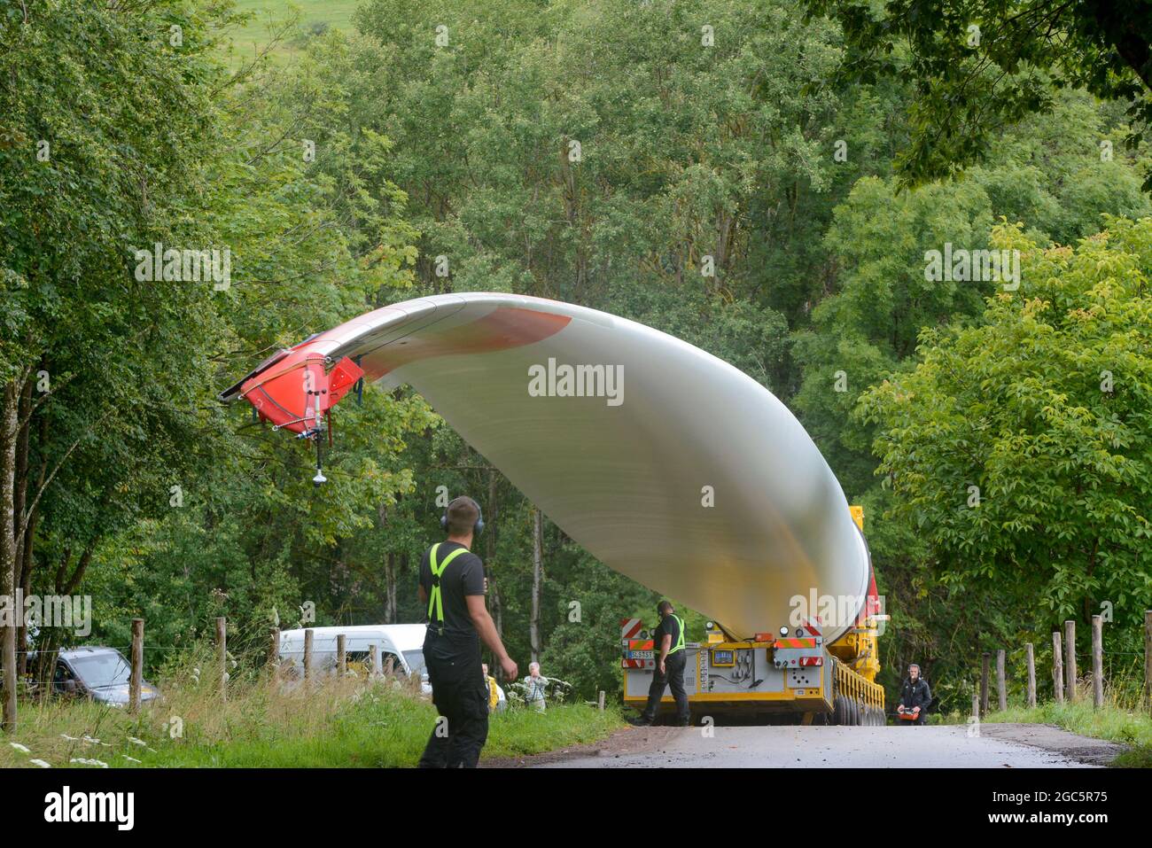 Lahr, Schwarzwald, 3. August 2021: Ein Rotorblatt (69 Meter, 20 Tonnen) einer Windkraftanlage wird zur Baustelle auf Langenhard transportiert. Stockfoto