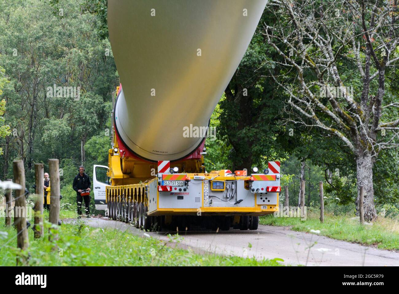 Lahr, Schwarzwald, 3. August 2021: Ein Rotorblatt (69 Meter, 20 Tonnen) einer Windkraftanlage wird zur Baustelle auf Langenhard transportiert. Stockfoto