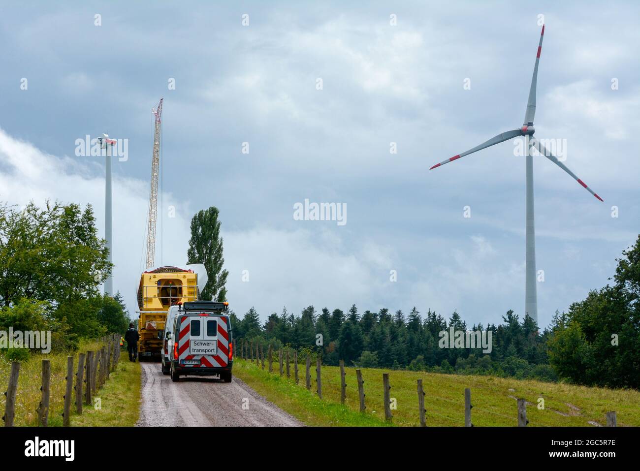 Lahr, Schwarzwald, 3. August 2021: Ein Rotorblatt (69 Meter, 20 Tonnen) einer Windkraftanlage wird zur Baustelle auf Langenhard transportiert. Stockfoto