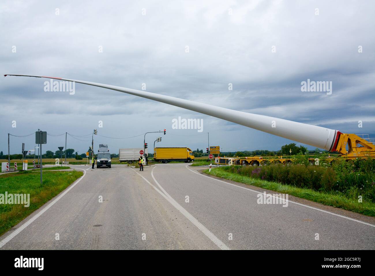Lahr, Schwarzwald, 3. August 2021: Ein Rotorblatt (69 Meter, 20 Tonnen) einer Windkraftanlage wird zur Baustelle auf Langenhard transportiert. Stockfoto
