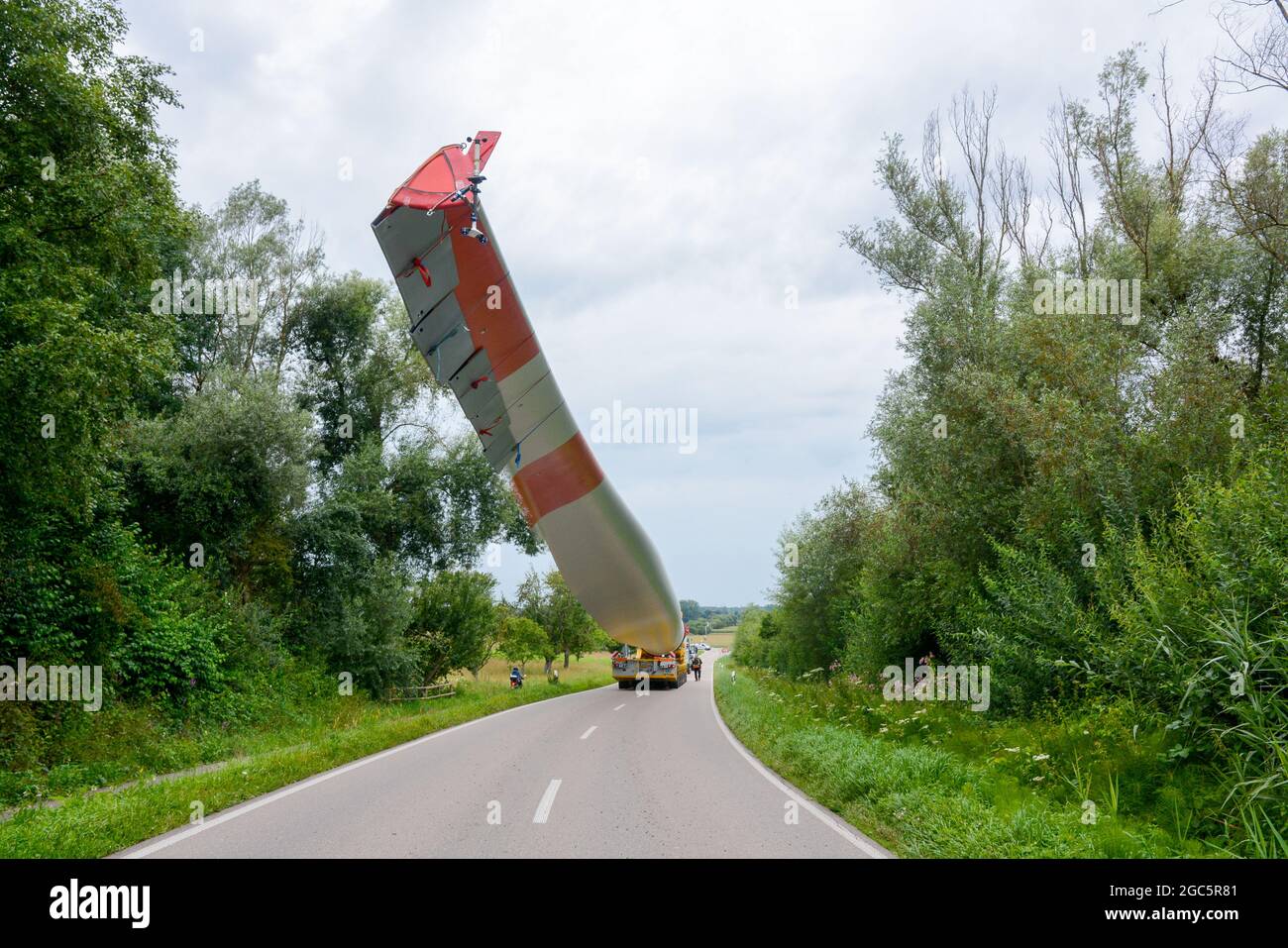Lahr, Schwarzwald, 3. August 2021: Ein Rotorblatt (69 Meter, 20 Tonnen) einer Windkraftanlage wird zur Baustelle auf Langenhard transportiert. Stockfoto