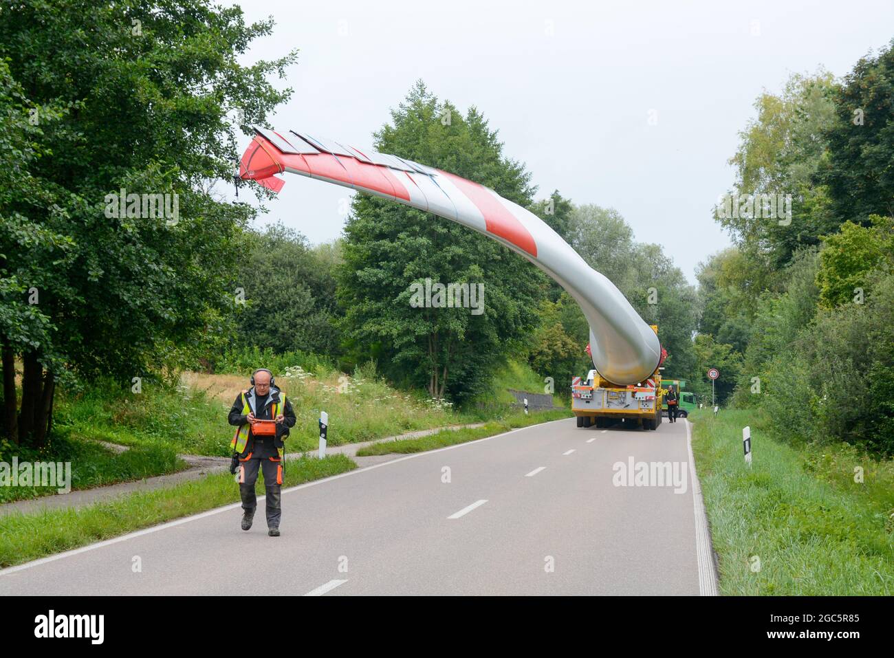Lahr, Schwarzwald, 3. August 2021: Ein Rotorblatt (69 Meter, 20 Tonnen) einer Windkraftanlage wird zur Baustelle auf Langenhard transportiert. Stockfoto