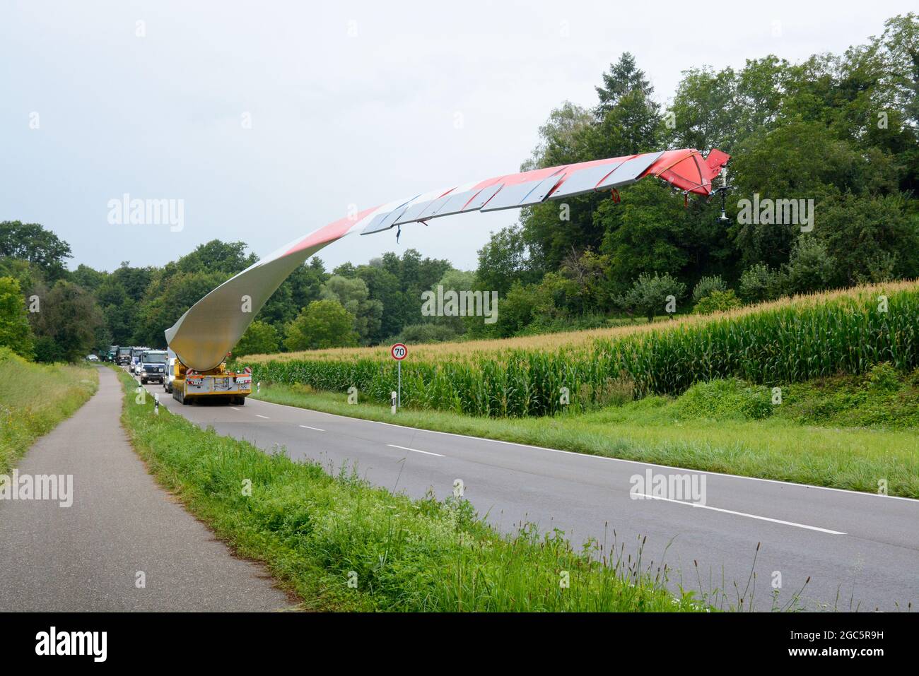Lahr, Schwarzwald, 3. August 2021: Ein Rotorblatt (69 Meter, 20 Tonnen) einer Windkraftanlage wird zur Baustelle auf Langenhard transportiert. Stockfoto