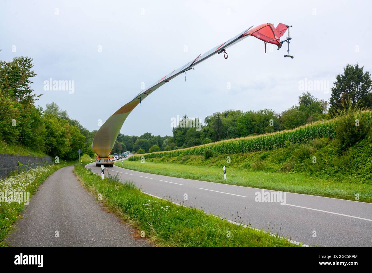 Lahr, Schwarzwald, 3. August 2021: Ein Rotorblatt (69 Meter, 20 Tonnen) einer Windkraftanlage wird zur Baustelle auf Langenhard transportiert. Stockfoto