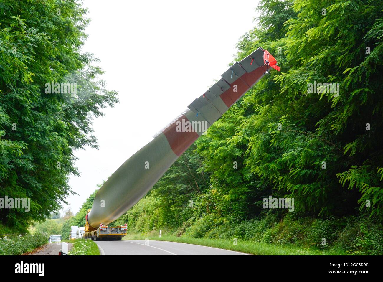 Lahr, Schwarzwald, 3. August 2021: Ein Rotorblatt (69 Meter, 20 Tonnen) einer Windkraftanlage wird zur Baustelle auf Langenhard transportiert. Stockfoto