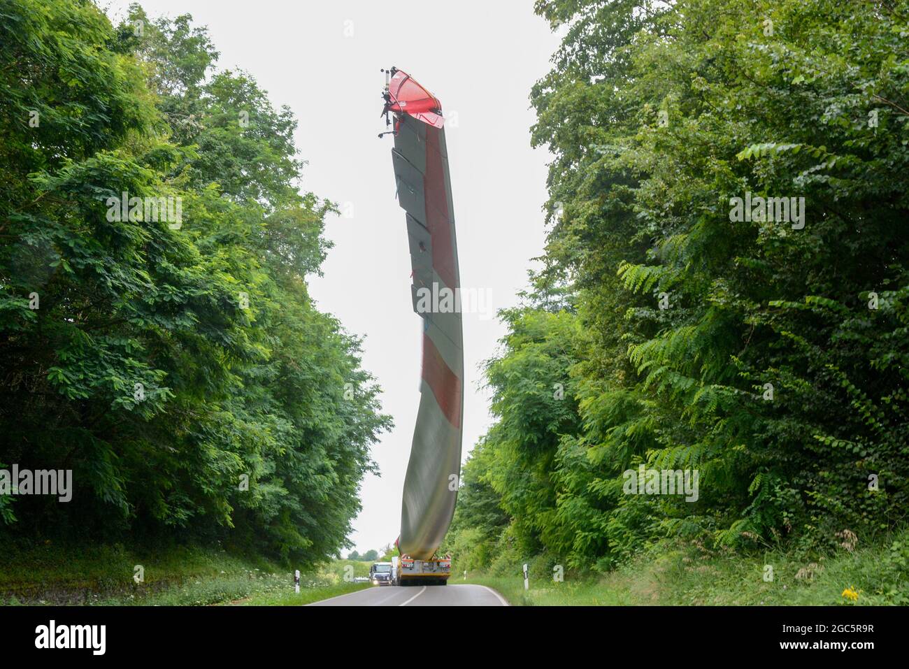 Lahr, Schwarzwald, 3. August 2021: Ein Rotorblatt (69 Meter, 20 Tonnen) einer Windkraftanlage wird zur Baustelle auf Langenhard transportiert. Stockfoto