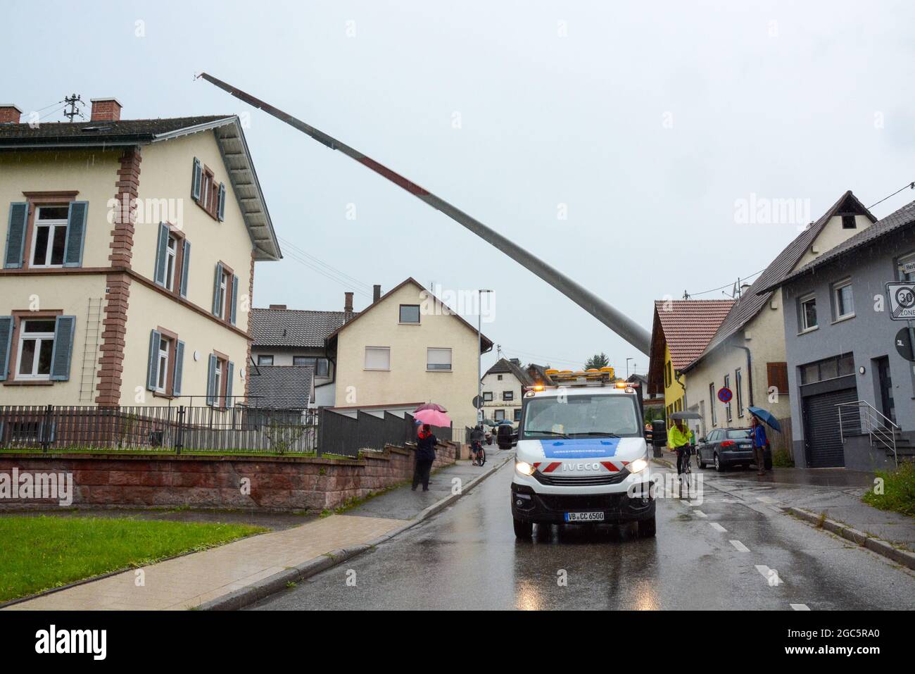 Lahr, Schwarzwald, 3. August 2021: Ein Rotorblatt (69 Meter, 20 Tonnen) einer Windkraftanlage wird zur Baustelle auf Langenhard transportiert. Stockfoto