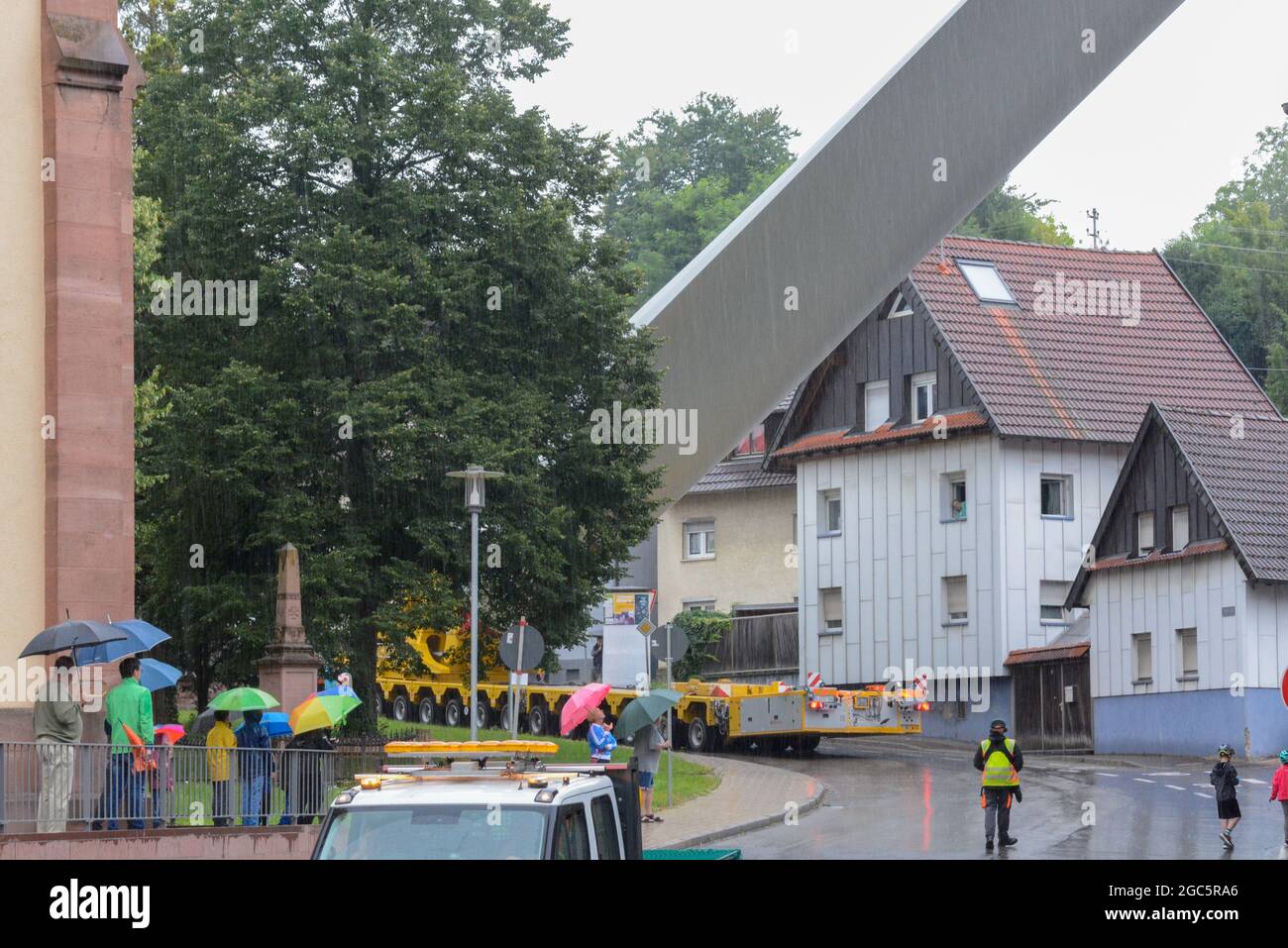 Lahr, Schwarzwald, 3. August 2021: Ein Rotorblatt (69 Meter, 20 Tonnen) einer Windkraftanlage wird zur Baustelle auf Langenhard transportiert. Stockfoto