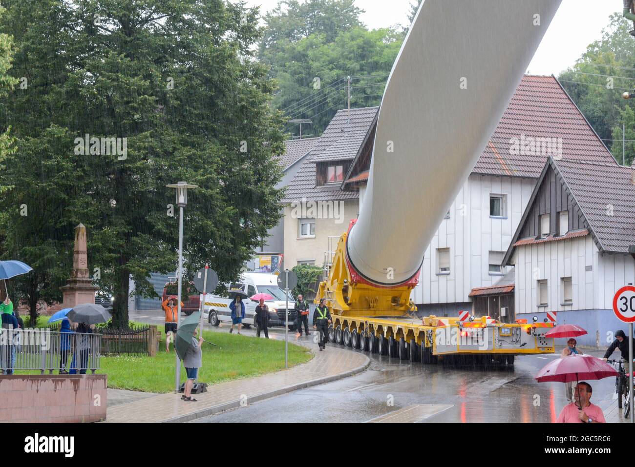 Lahr, Schwarzwald, 3. August 2021: Ein Rotorblatt (69 Meter, 20 Tonnen) einer Windkraftanlage wird zur Baustelle auf Langenhard transportiert. Stockfoto