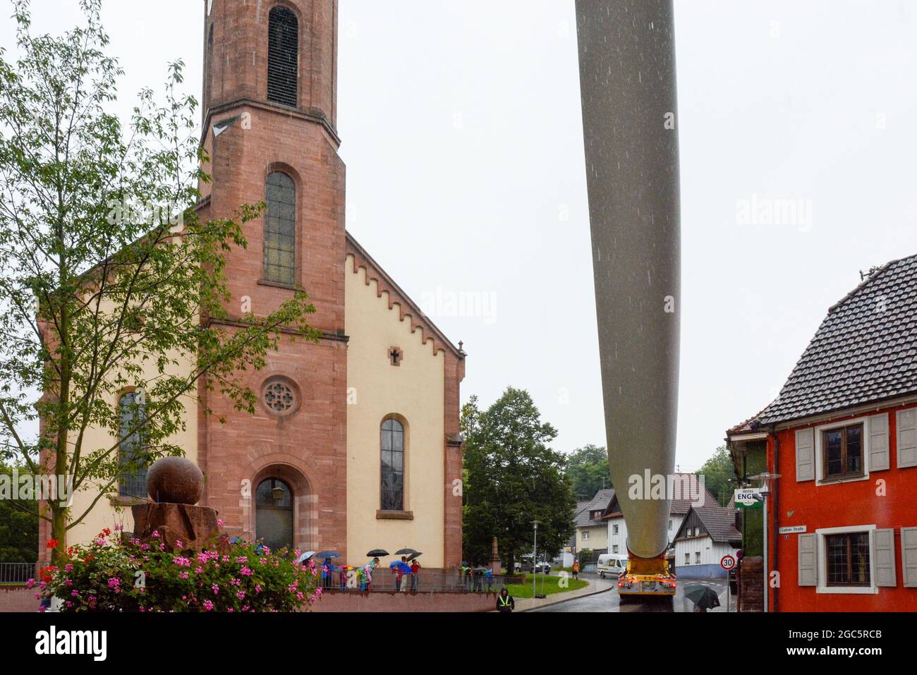Lahr, Schwarzwald, 3. August 2021: Ein Rotorblatt (69 Meter, 20 Tonnen) einer Windkraftanlage wird zur Baustelle auf Langenhard transportiert. Stockfoto