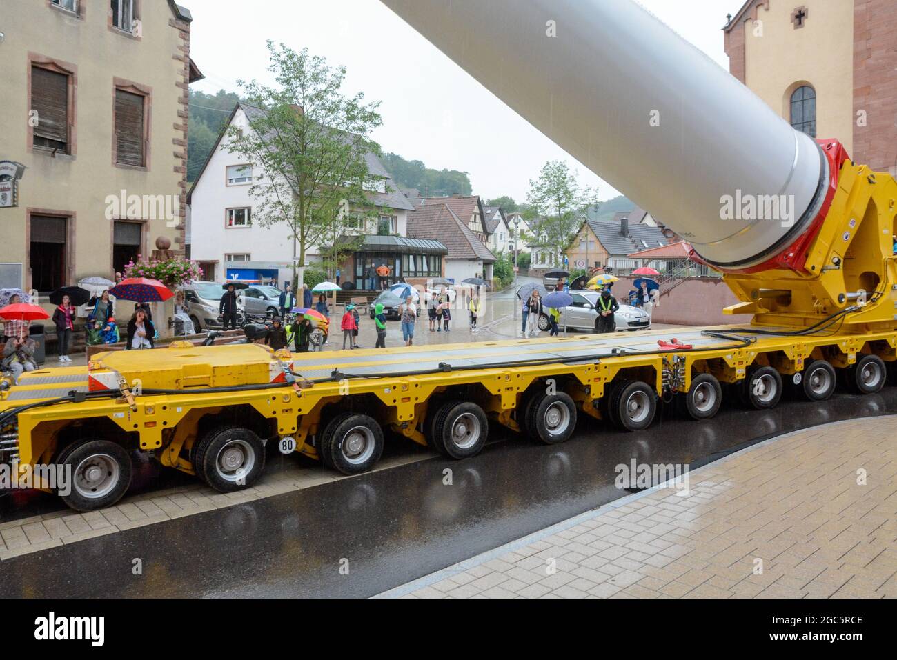 Lahr, Schwarzwald, 3. August 2021: Ein Rotorblatt (69 Meter, 20 Tonnen) einer Windkraftanlage wird zur Baustelle auf Langenhard transportiert. Stockfoto