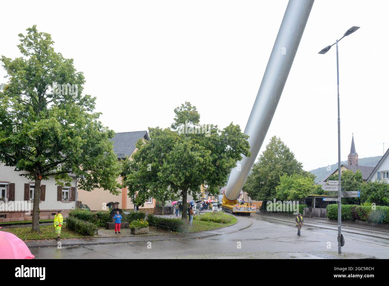 Lahr, Schwarzwald, 3. August 2021: Ein Rotorblatt (69 Meter, 20 Tonnen) einer Windkraftanlage wird zur Baustelle auf Langenhard transportiert. Stockfoto