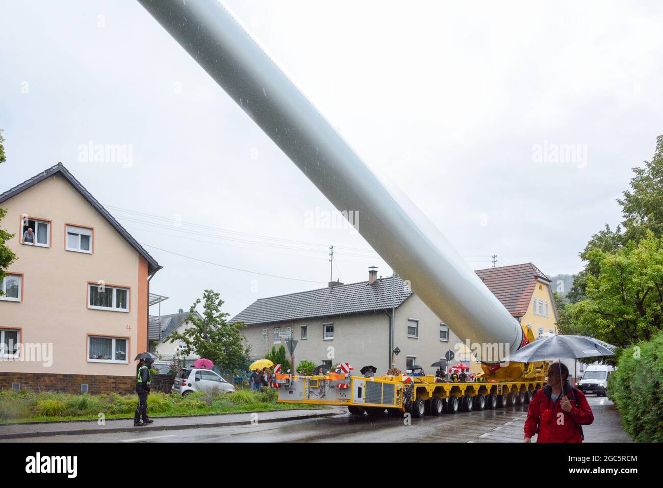Lahr, Schwarzwald, 3. August 2021: Ein Rotorblatt (69 Meter, 20 Tonnen) einer Windkraftanlage wird zur Baustelle auf Langenhard transportiert. Stockfoto