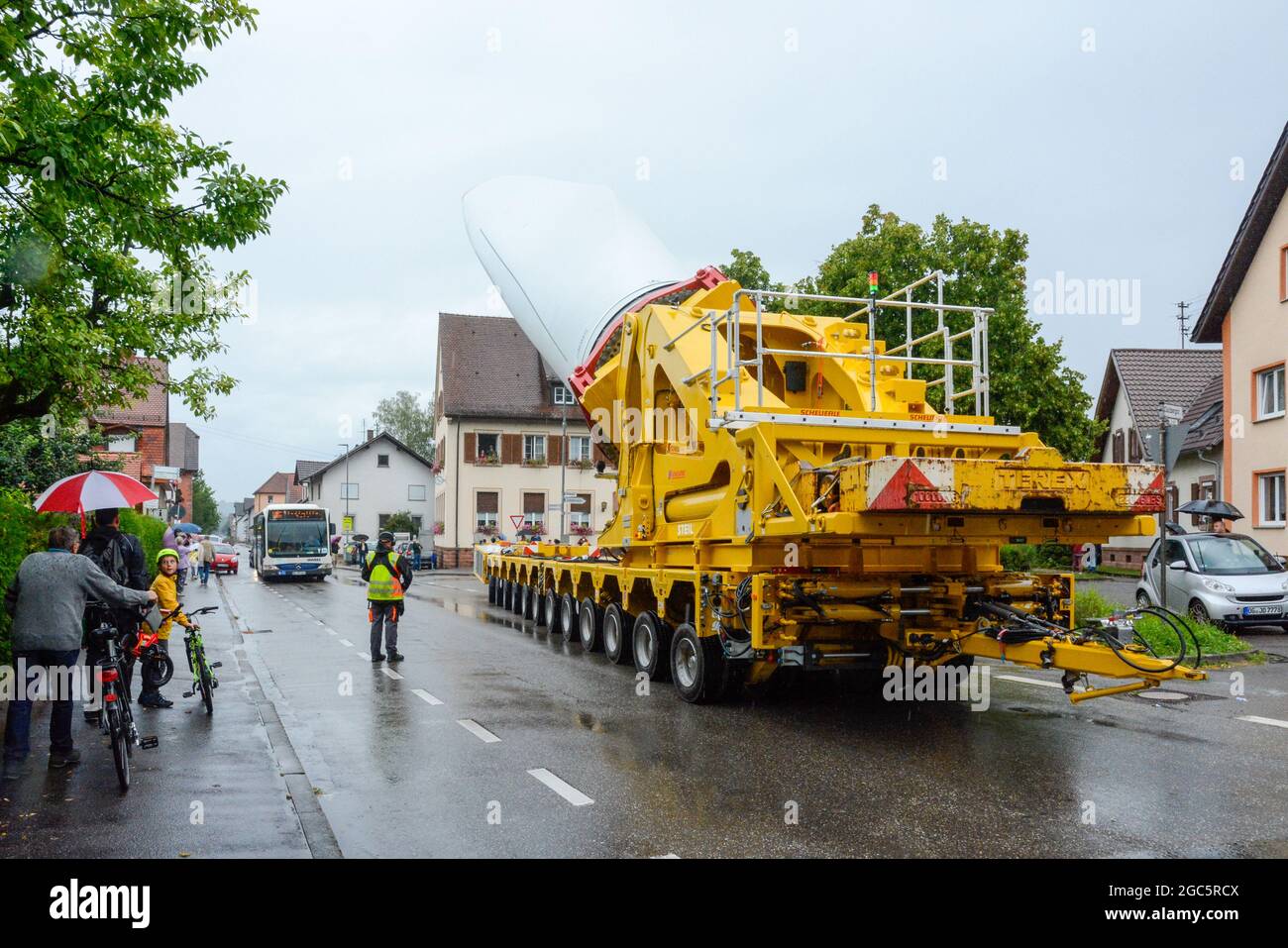 Lahr, Schwarzwald, 3. August 2021: Ein Rotorblatt (69 Meter, 20 Tonnen) einer Windkraftanlage wird zur Baustelle auf Langenhard transportiert. Stockfoto