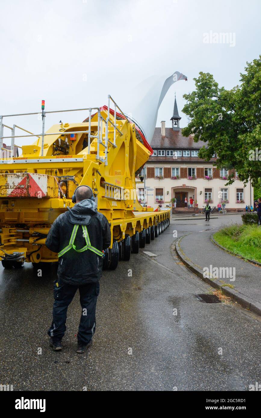 Lahr, Schwarzwald, 3. August 2021: Ein Rotorblatt (69 Meter, 20 Tonnen) einer Windkraftanlage wird zur Baustelle auf Langenhard transportiert. Stockfoto