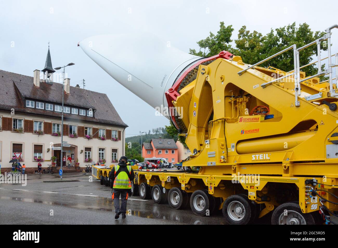 Lahr, Schwarzwald, 3. August 2021: Ein Rotorblatt (69 Meter, 20 Tonnen) einer Windkraftanlage wird zur Baustelle auf Langenhard transportiert. Stockfoto
