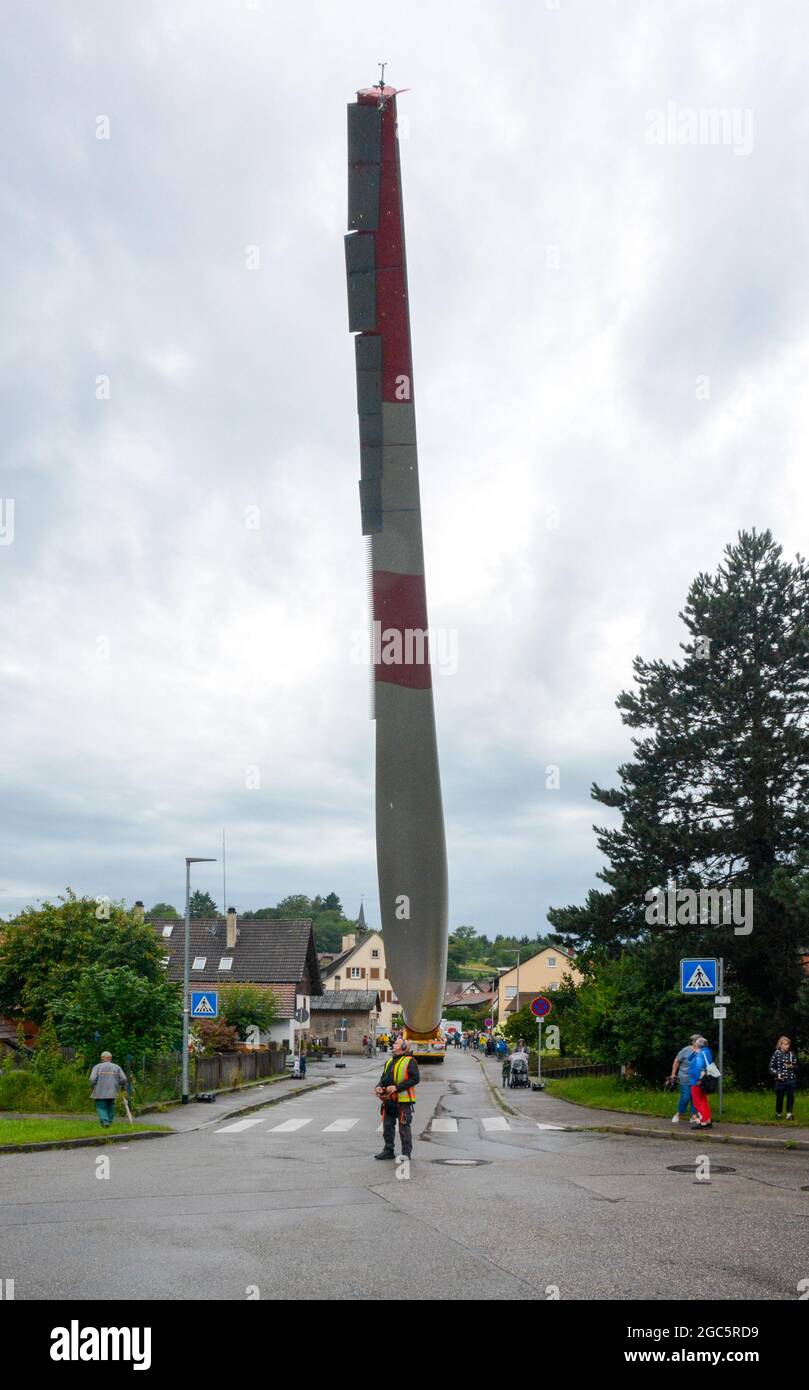 Lahr, Schwarzwald, 3. August 2021: Ein Rotorblatt (69 Meter, 20 Tonnen) einer Windkraftanlage wird zur Baustelle auf Langenhard transportiert. Stockfoto