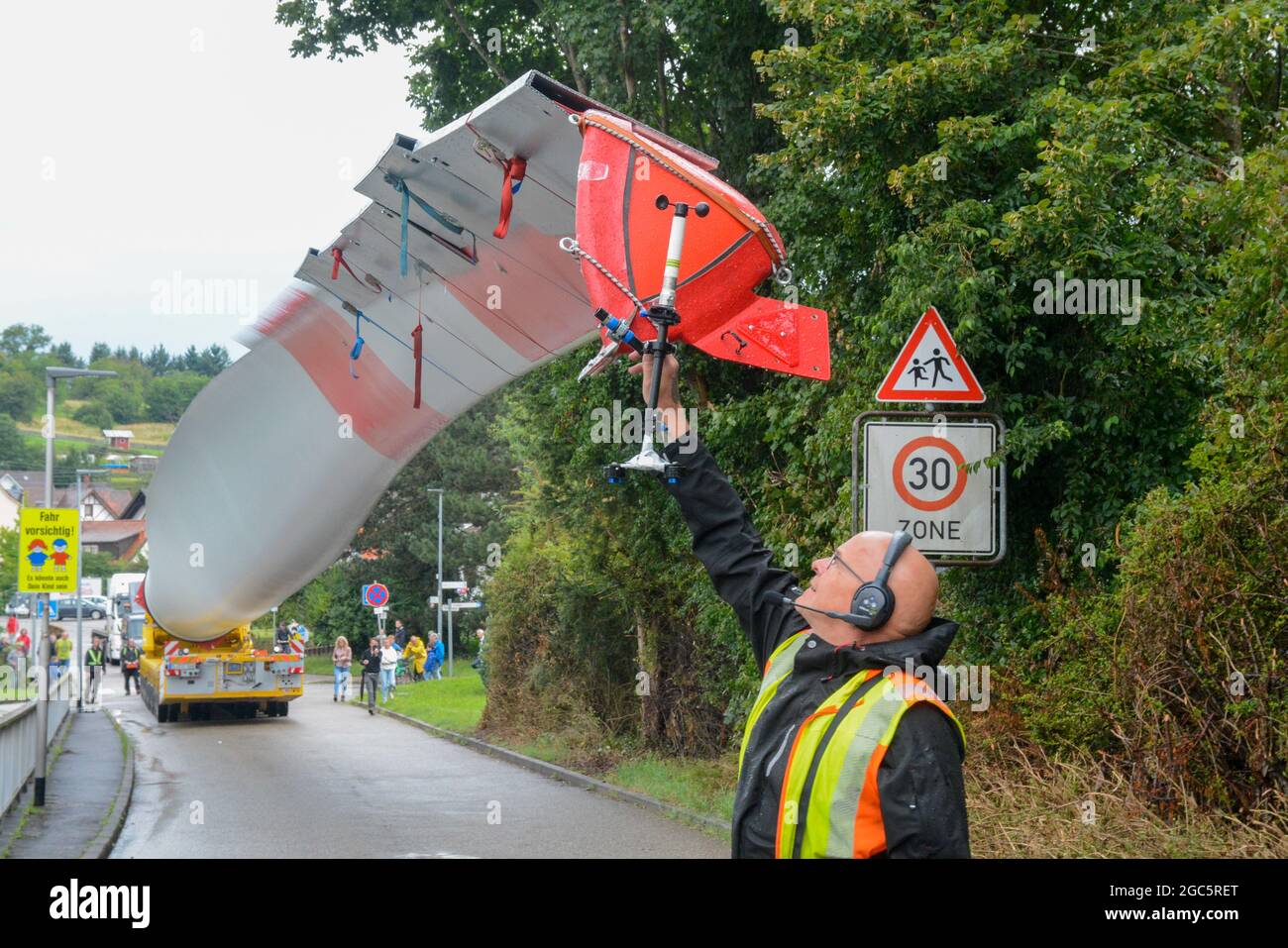 Lahr, Schwarzwald, 3. August 2021: Ein Rotorblatt (69 Meter, 20 Tonnen) einer Windkraftanlage wird zur Baustelle auf Langenhard transportiert. Stockfoto
