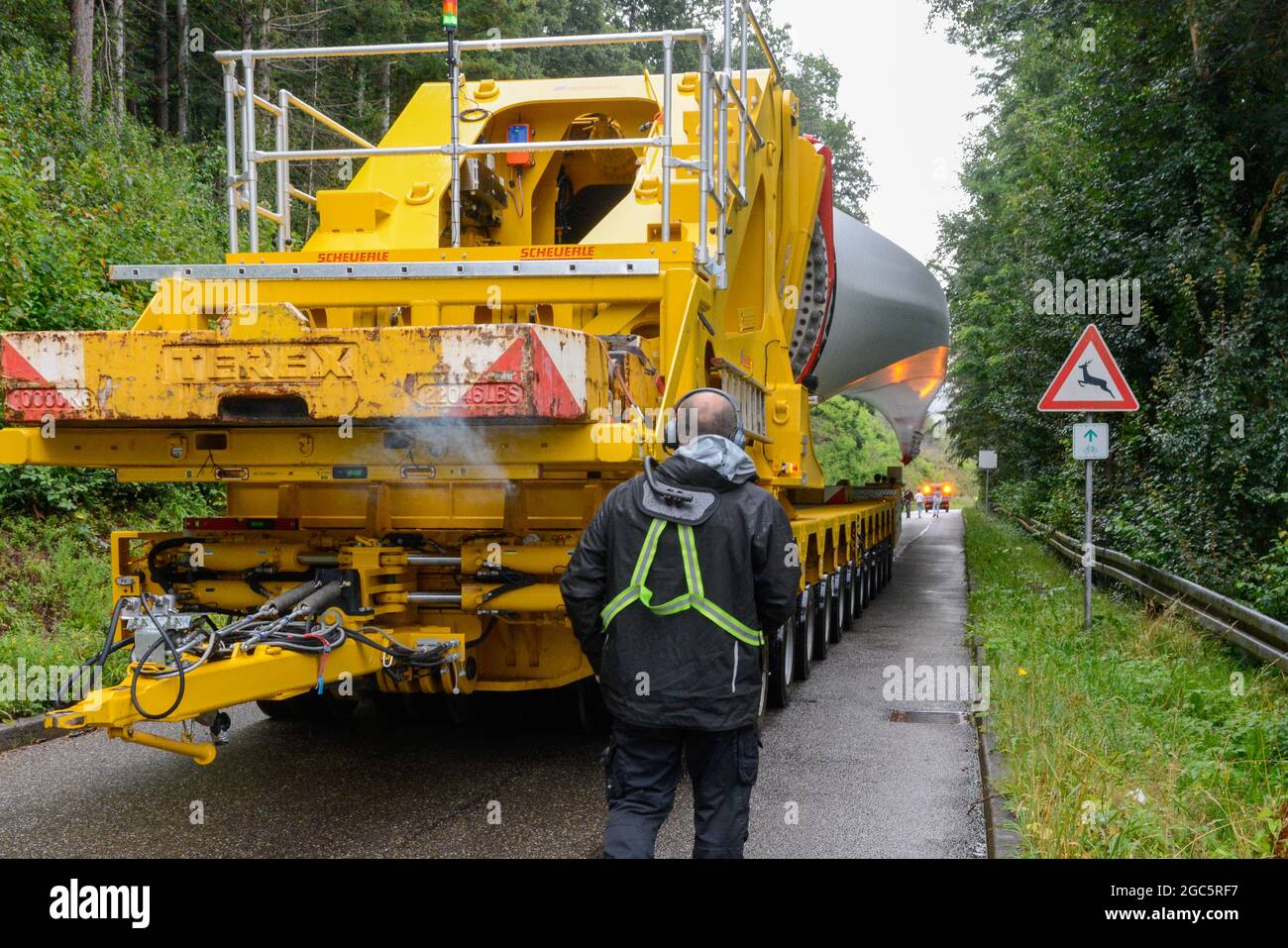 Lahr, Schwarzwald, 3. August 2021: Ein Rotorblatt (69 Meter, 20 Tonnen) einer Windkraftanlage wird zur Baustelle auf Langenhard transportiert. Stockfoto