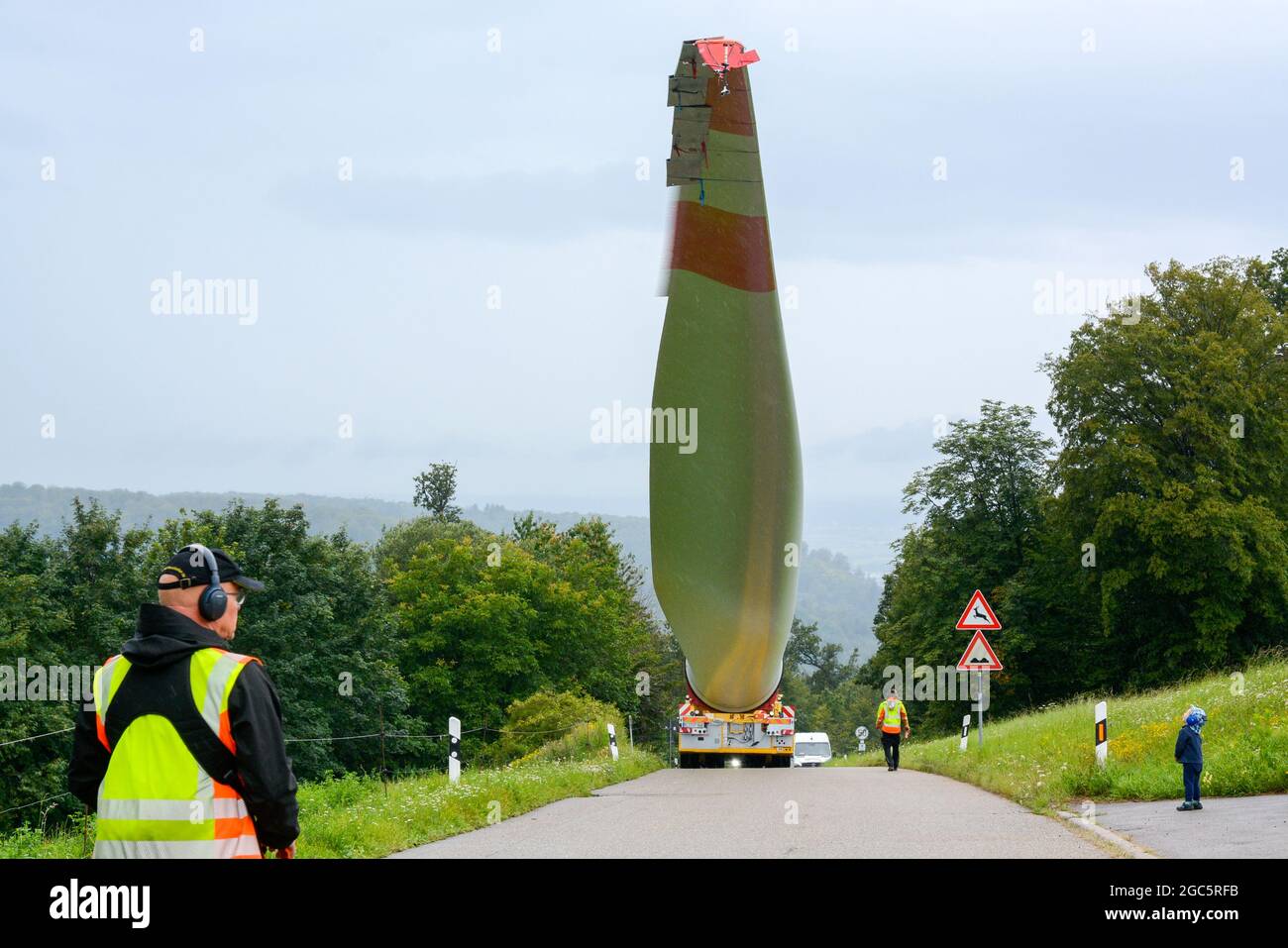 Lahr, Schwarzwald, 3. August 2021: Ein Rotorblatt (69 Meter, 20 Tonnen) einer Windkraftanlage wird zur Baustelle auf Langenhard transportiert. Stockfoto