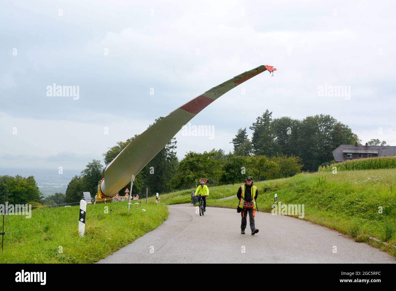 Lahr, Schwarzwald, 3. August 2021: Ein Rotorblatt (69 Meter, 20 Tonnen) einer Windkraftanlage wird zur Baustelle auf Langenhard transportiert. Stockfoto