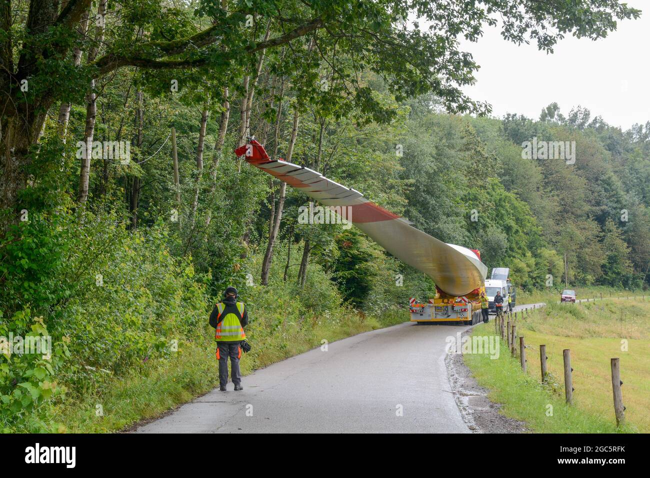 Lahr, Schwarzwald, 3. August 2021: Ein Rotorblatt (69 Meter, 20 Tonnen) einer Windkraftanlage wird zur Baustelle auf Langenhard transportiert. Stockfoto