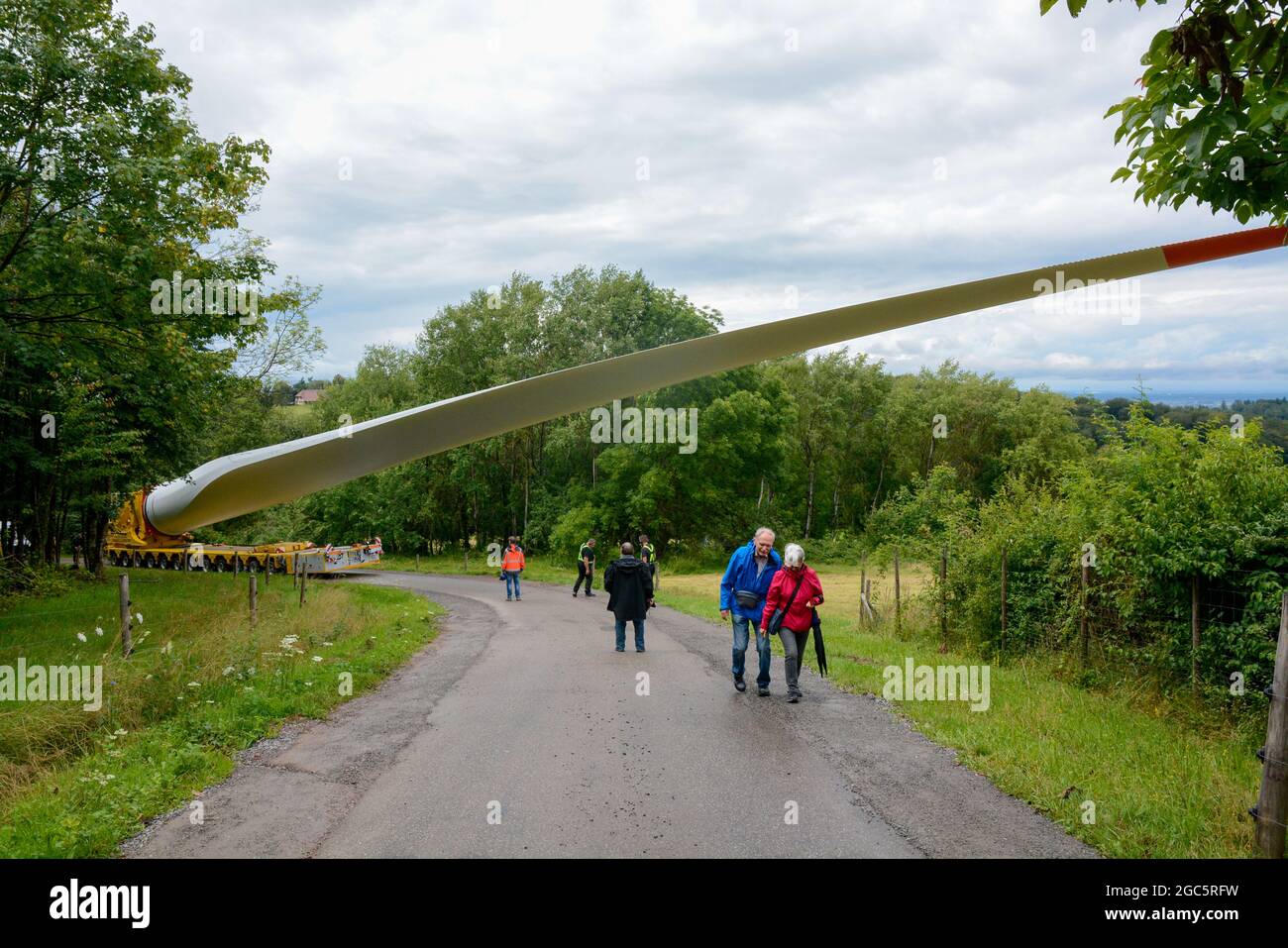 Lahr, Schwarzwald, 3. August 2021: Ein Rotorblatt (69 Meter, 20 Tonnen) einer Windkraftanlage wird zur Baustelle auf Langenhard transportiert. Stockfoto
