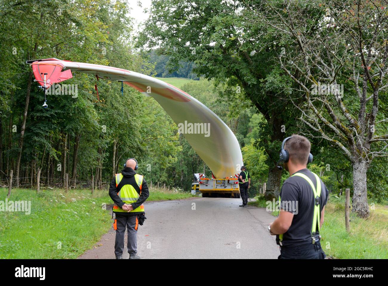 Lahr, Schwarzwald, 3. August 2021: Ein Rotorblatt (69 Meter, 20 Tonnen) einer Windkraftanlage wird zur Baustelle auf Langenhard transportiert. Stockfoto