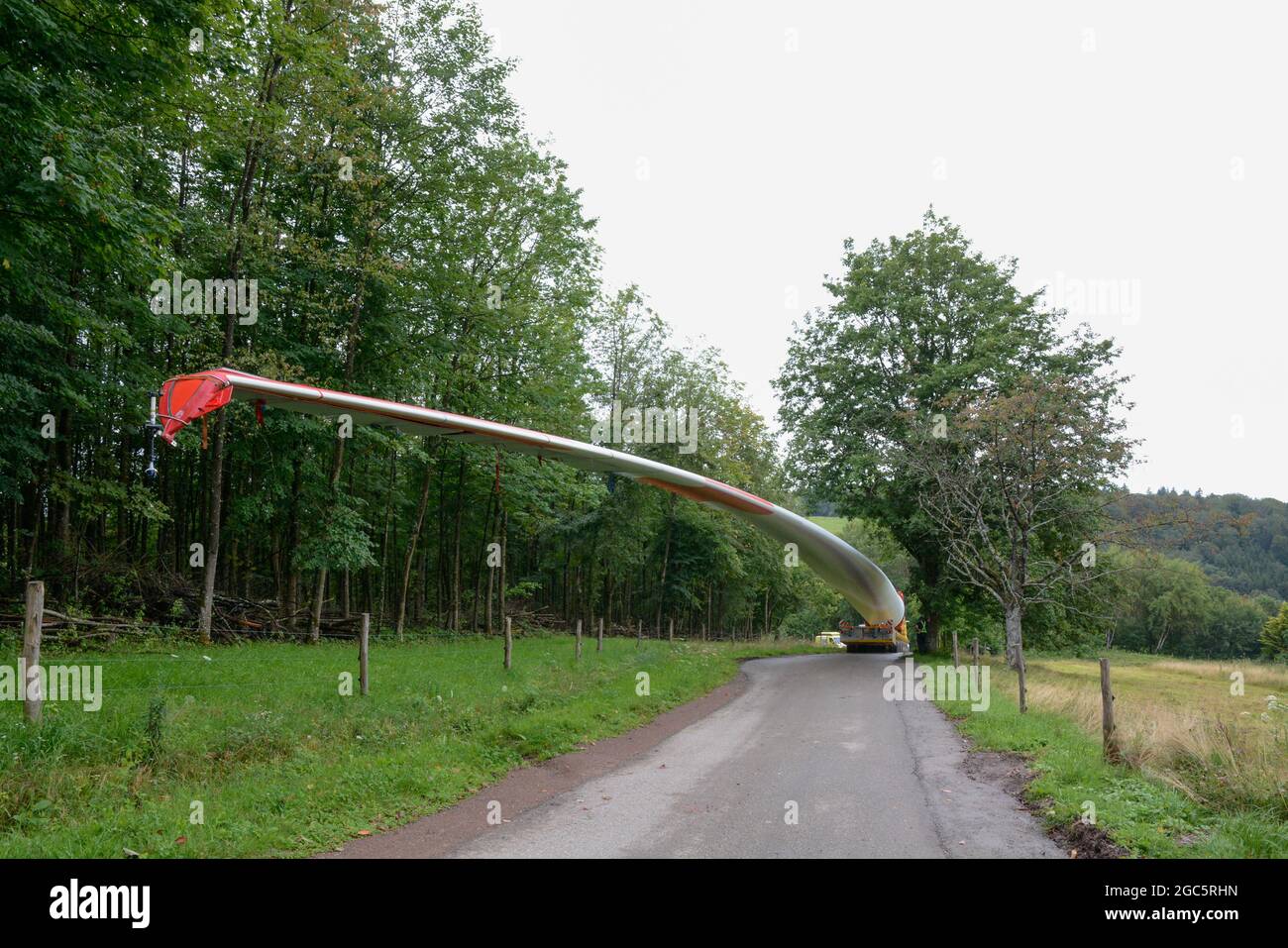Lahr, Schwarzwald, 3. August 2021: Ein Rotorblatt (69 Meter, 20 Tonnen) einer Windkraftanlage wird zur Baustelle auf Langenhard transportiert. Stockfoto