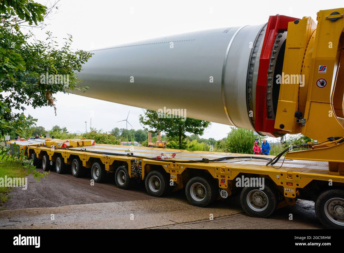 Lahr, Schwarzwald, 3. August 2021: Ein Rotorblatt (69 Meter, 20 Tonnen) einer Windkraftanlage wird zur Baustelle auf Langenhard transportiert. Stockfoto