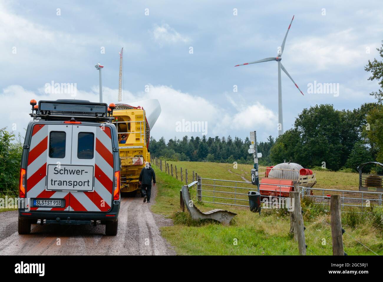 Lahr, Schwarzwald, 3. August 2021: Ein Rotorblatt (69 Meter, 20 Tonnen) einer Windkraftanlage wird zur Baustelle auf Langenhard transportiert. Stockfoto