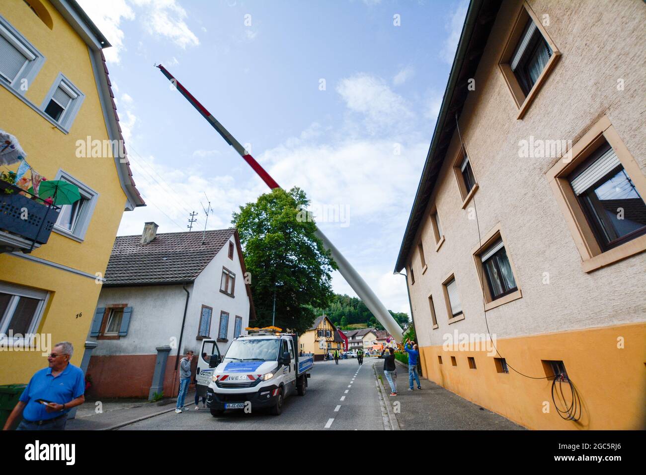 Lahr, Schwarzwald, 5. August 2021: Ein Rotorblatt (69 Meter, 20 Tonnen) einer Windkraftanlage wird zur Baustelle auf Langenhard transportiert. Stockfoto
