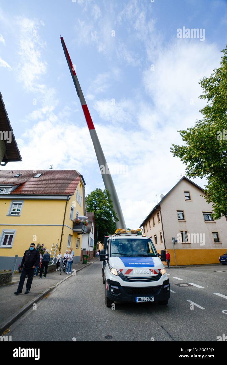 Lahr, Schwarzwald, 5. August 2021: Ein Rotorblatt (69 Meter, 20 Tonnen) einer Windkraftanlage wird zur Baustelle auf Langenhard transportiert. Stockfoto