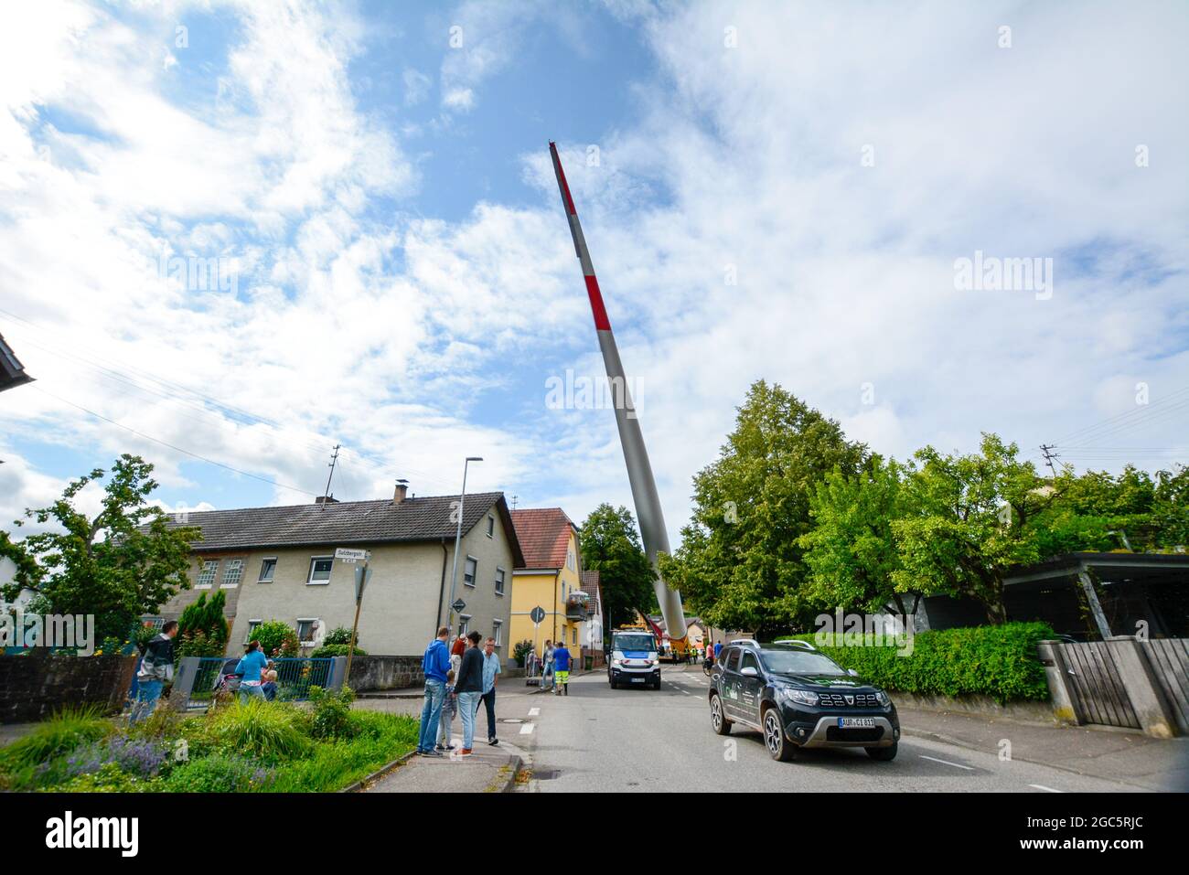Lahr, Schwarzwald, 5. August 2021: Ein Rotorblatt (69 Meter, 20 Tonnen) einer Windkraftanlage wird zur Baustelle auf Langenhard transportiert. Stockfoto