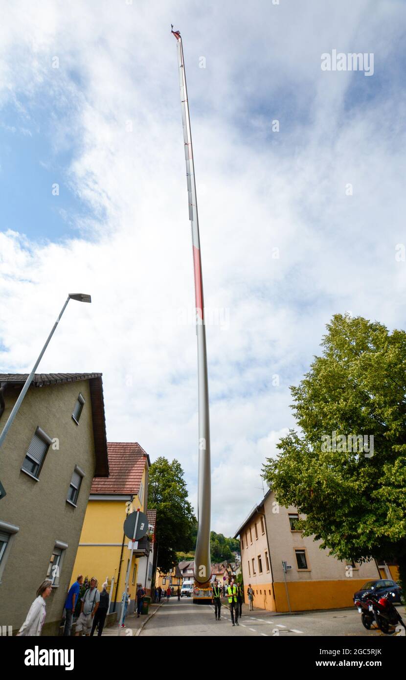 Lahr, Schwarzwald, 5. August 2021: Ein Rotorblatt (69 Meter, 20 Tonnen) einer Windkraftanlage wird zur Baustelle auf Langenhard transportiert. Stockfoto