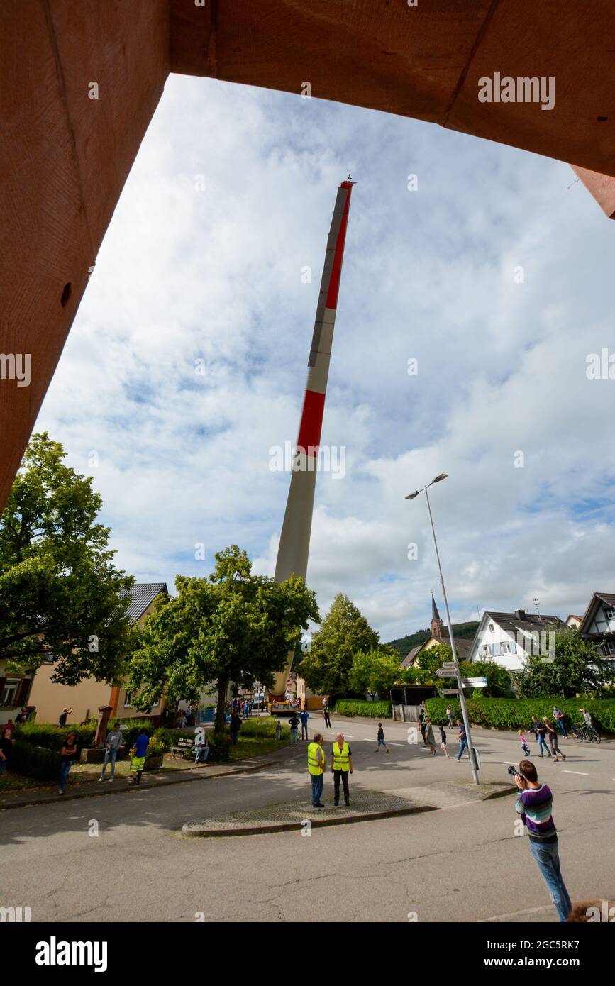 Lahr, Schwarzwald, 5. August 2021: Ein Rotorblatt (69 Meter, 20 Tonnen) einer Windkraftanlage wird zur Baustelle auf Langenhard transportiert. Stockfoto