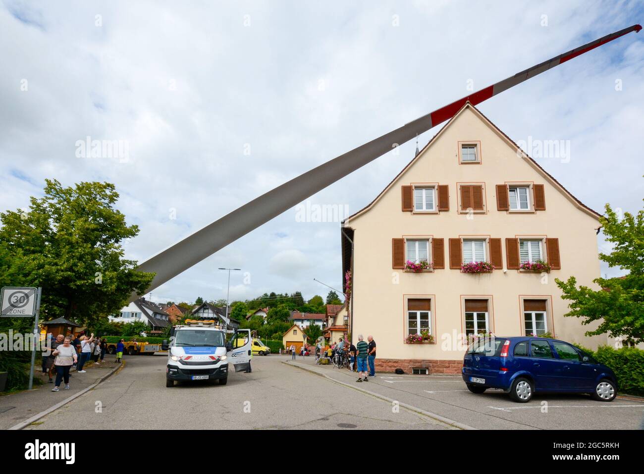 Lahr, Schwarzwald, 5. August 2021: Ein Rotorblatt (69 Meter, 20 Tonnen) einer Windkraftanlage wird zur Baustelle auf Langenhard transportiert. Stockfoto
