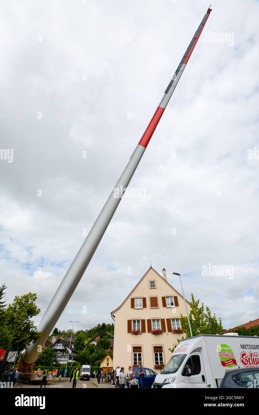 Lahr, Schwarzwald, 5. August 2021: Ein Rotorblatt (69 Meter, 20 Tonnen) einer Windkraftanlage wird zur Baustelle auf Langenhard transportiert. Stockfoto