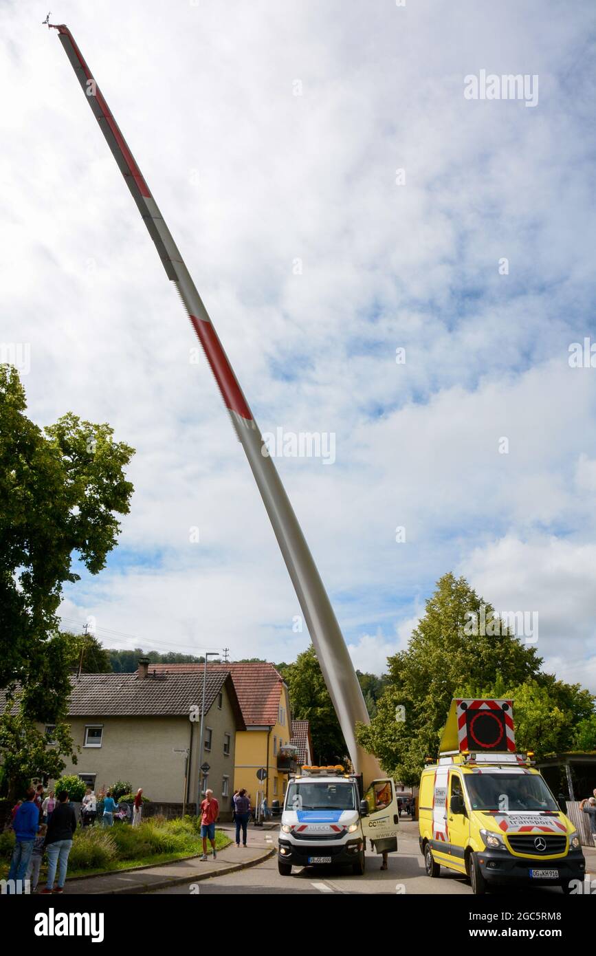 Lahr, Schwarzwald, 5. August 2021: Ein Rotorblatt (69 Meter, 20 Tonnen) einer Windkraftanlage wird zur Baustelle auf Langenhard transportiert. Stockfoto