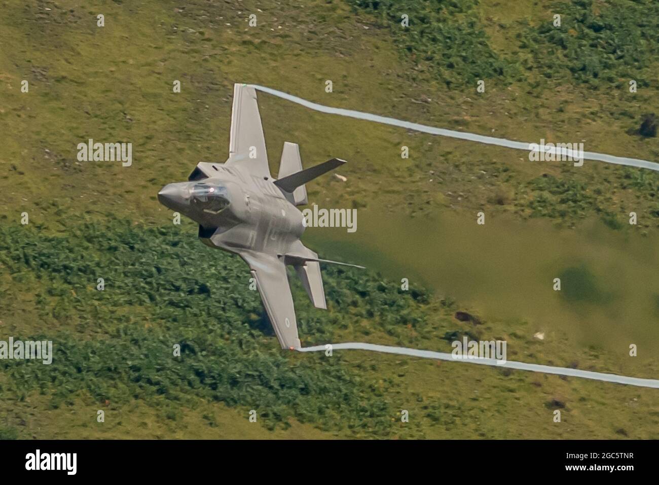 F35B niedriger Pegel durch die Mach Loop. Stockfoto