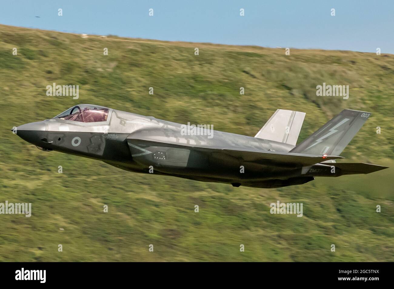 F35B niedriger Pegel durch die Mach Loop. Stockfoto