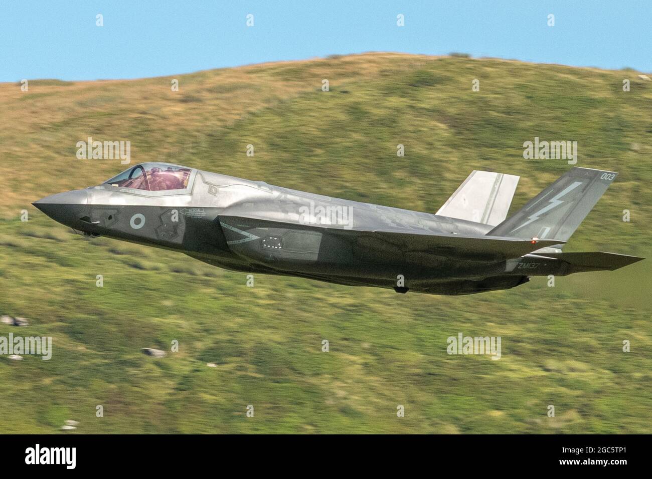 F35B niedriger Pegel durch die Mach Loop. Stockfoto