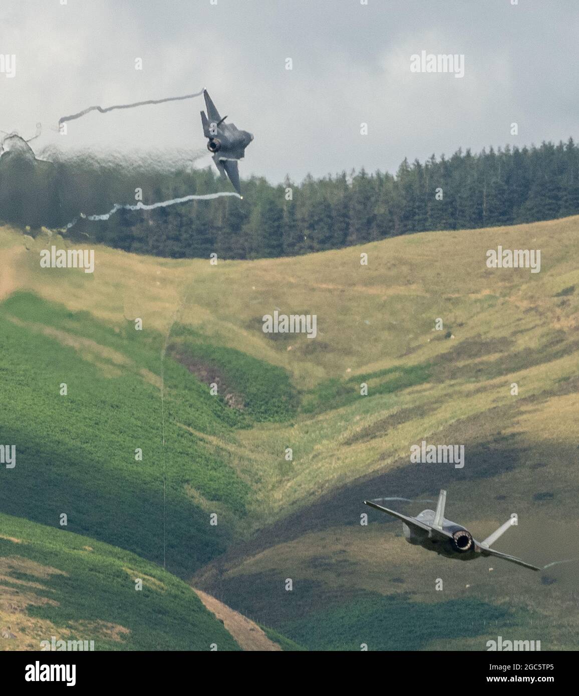 F35B niedriger Pegel durch die Mach Loop. Stockfoto
