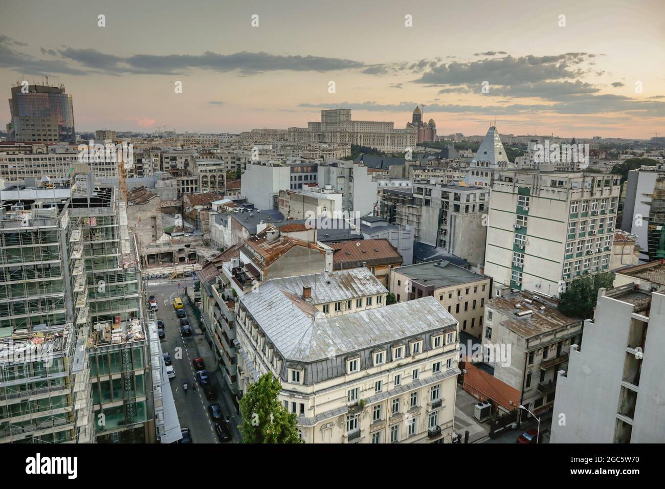 Bukarest, Rumänien - 6. August 2021: Überblick über die Altstadt von Bukarest während eines Sommeruntergangs. Neue und alte Gebäude zusammen. Stockfoto
