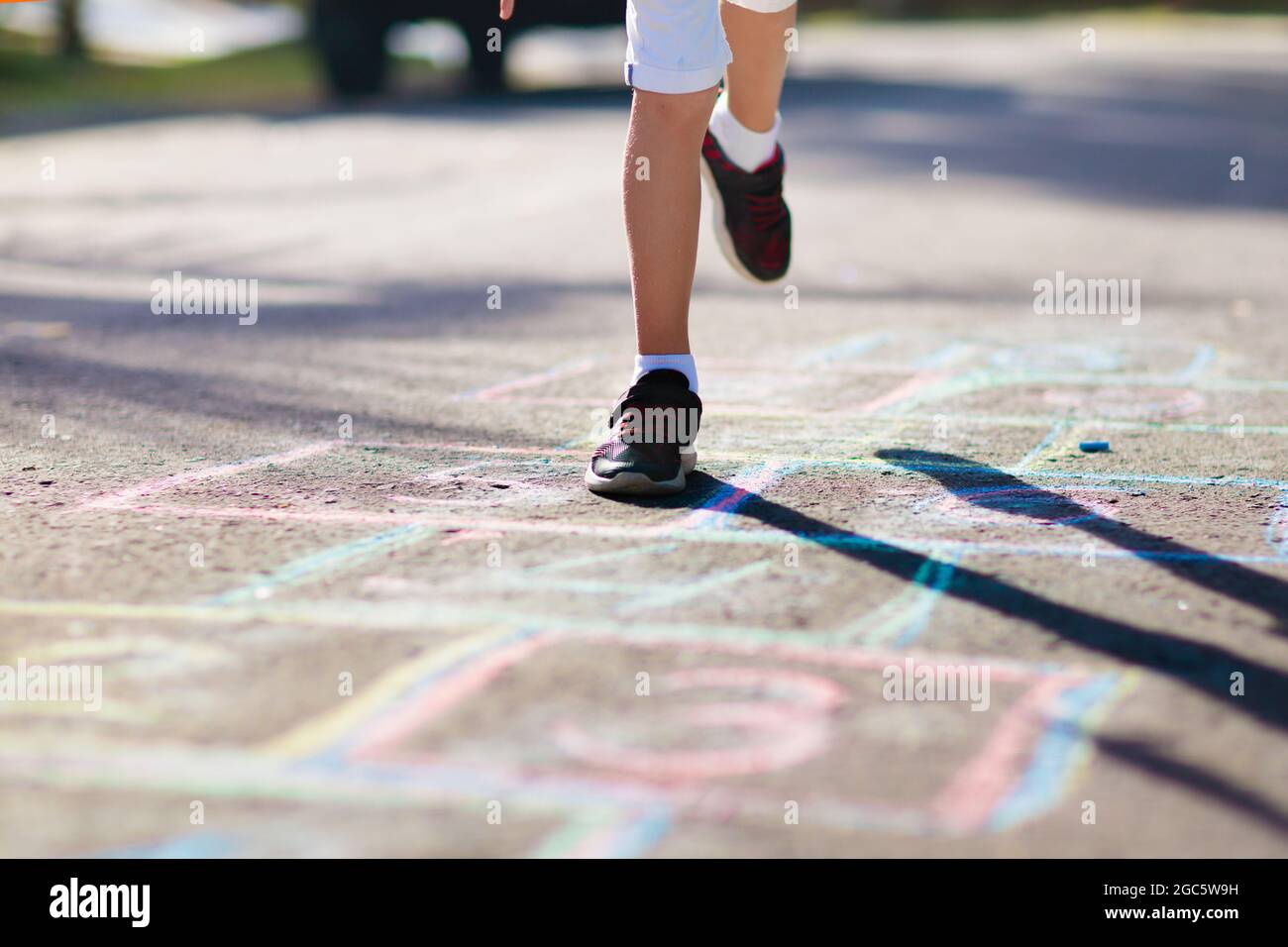 Kinder Spielen Im Sommerpark Hopscotch Gesunde Aktive Outdoor Spiel Kinder Spielen Und Zeichnen Mit Kreide Auf Einer Strasse In Der Vorstadt Junge Und Madchen Springen Stockfotografie Alamy