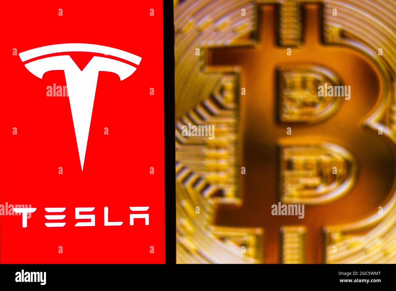 Brasilien. August 2021. In dieser Abbildung wird das Tesla-Logo, das auf einem Smartphone-Bildschirm zu sehen ist, im Hintergrund eine Bitcoin-Kryptowährung angezeigt. Kredit: SOPA Images Limited/Alamy Live Nachrichten Stockfoto